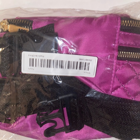 Stylish Waist/Hip Bag with gold Zipper hardware - Picture 15 of 16